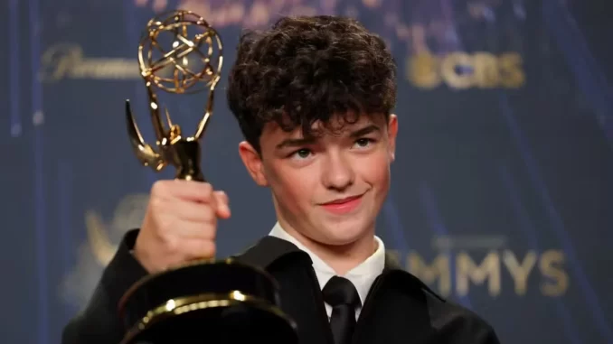 owen-cooper-jovem-vencedor-emmy O jovem Owen Cooper, aos 15 anos, segurando seu Emmy, o mais jovem vencedor do prêmio, em uma cerimônia de premiação.