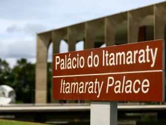 Placa indicando Palácio do Itamaraty em Brasília, Brasil, com foco na mensagem de resistência do Brasil às ameaças dos Estados Unidos de usar força militar.