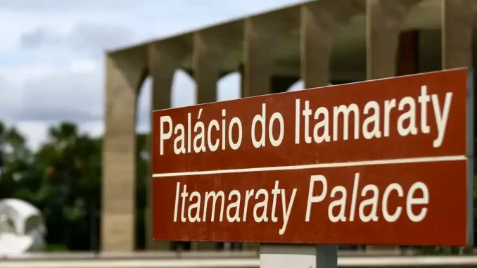 palacio-itamaraty-brasil-resistencia-america-jpg Placa indicando Palácio do Itamaraty em Brasília, Brasil, com foco na mensagem de resistência do Brasil às ameaças dos Estados Unidos de usar força militar.