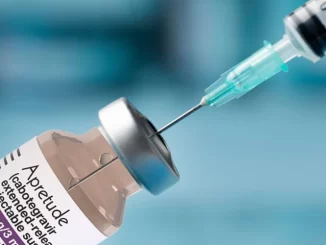 Imagem de uma ampola de PrEP injetável contra HIV sendo preparada para aplicação, destacando o tema da análise da Conitec sobre a oferta no SUS.