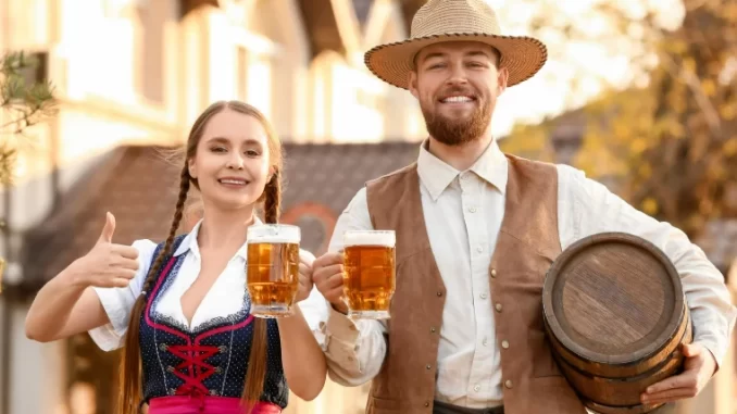 primeira-oktoberfest-de-gramado-celebracao-gesto-chantagem Participantes na Primeira Oktoberfest de Gramado, comemorando com chope e vestindo trajes típicos alemães, projetando público superior a 100 mil visitantes.