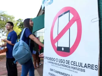 Escola no Rio de Janeiro com sinal que proíbe o uso de celulares, promovendo a melhora na convivência escolar e no desempenho dos estudantes.