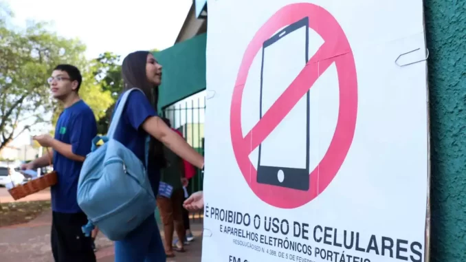 proibicao-de-celulares-evita-notas-baixas-e-melhora-convivencia-escolas-rio Escola no Rio de Janeiro com sinal que proíbe o uso de celulares, promovendo a melhora na convivência escolar e no desempenho dos estudantes.