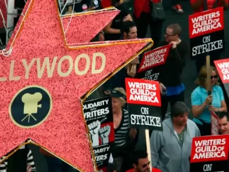 Atores participam de protesto na Hollywood Boulevard contra estúdios de Hollywood por contratos justos, apoiando a greve dos roteiristas da Writers Guild of America.