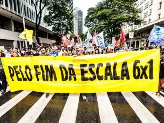 Manifestantes participam de protesto nas ruas do centro da cidade, segurando faixas que pedem o fim da escalada 6x1 e pressão popular por mudanças.