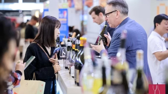 prowine-sao-paulo-2025-1-400-marcas Participantes no ProWine São Paulo 2025 degustando vinhos em um evento com diversas marcas e programação robusta, destaque para a feira com 1.400 marcas de vinho.