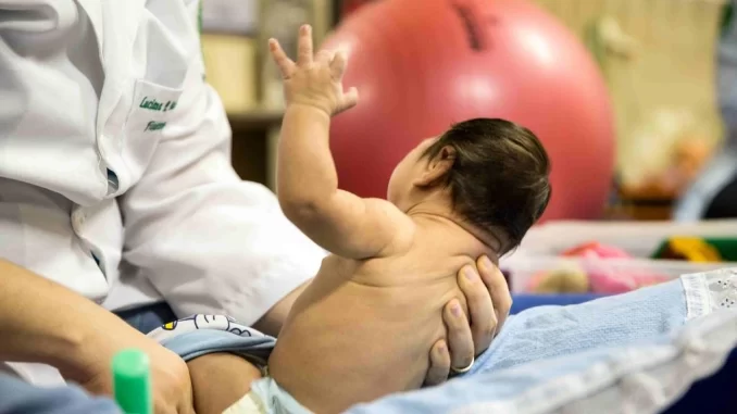 recem-nascido-vitima-zika-pensao-vitalicia-indenizacao Recém-nascido em atendimento médico, simbolizando vítimas da Zika, relacionado à portaria fixa pensão vitalícia e indenização para afetados.