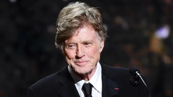 robert-redford-morre-lenda-hollywood-cinema-independente Imagem de Robert Redford, lenda de Hollywood e voz do cinema independente, em uma cerimônia, refletindo uma expressão serena e digna.