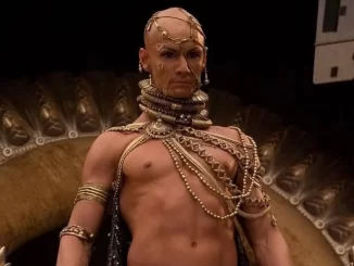 Rodrigo Santoro no filme 300 com maquiagem detalhada para viver Xerxes, destacando sua aparência imponente e elaborada caracterização de personagem histórico.