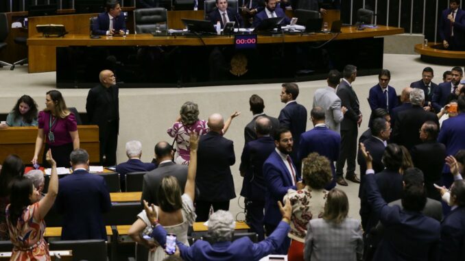 Imagem destacada - Câmara votará urgência de projeto que anistia atos de 8 de janeiro
