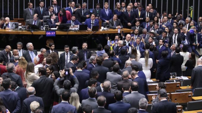 Imagem destacada - Câmara aprova urgência para projeto de anistia dos atos de 8/1