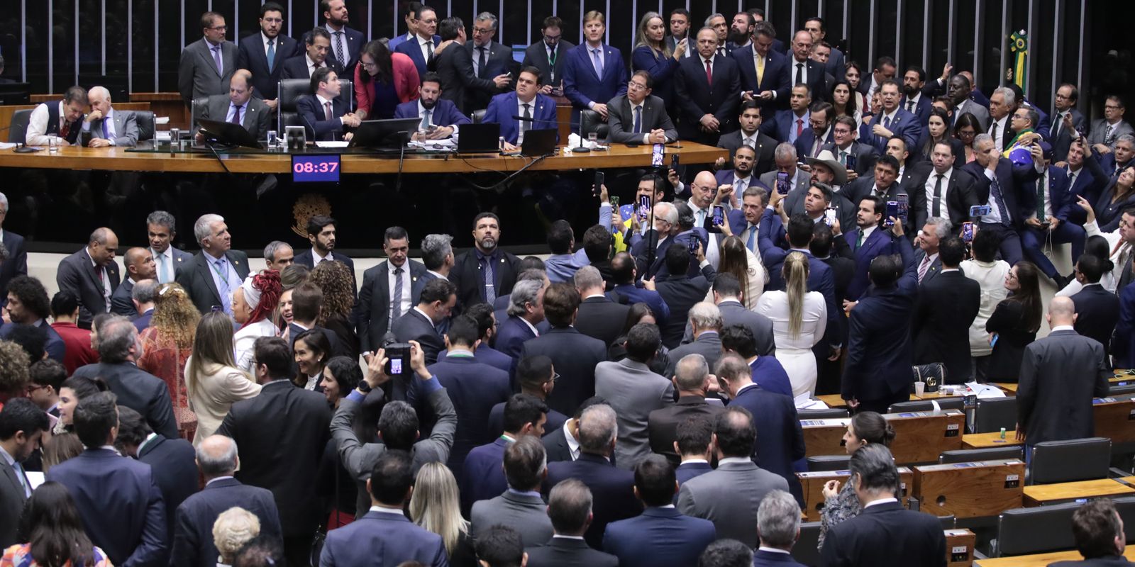 Câmara aprova urgência para projeto de anistia dos atos de 8/1 - Imagem do artigo