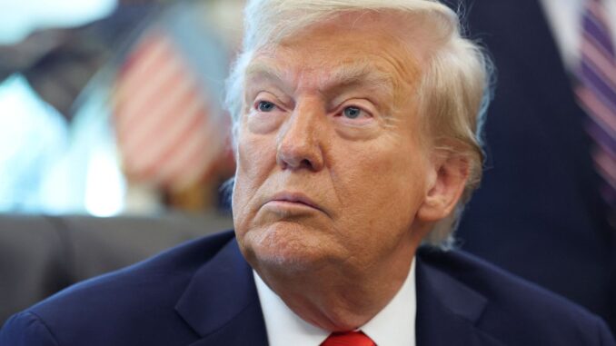 Imagem destacada - Trump ameaça cassar licenças de emissoras que criticam o governo