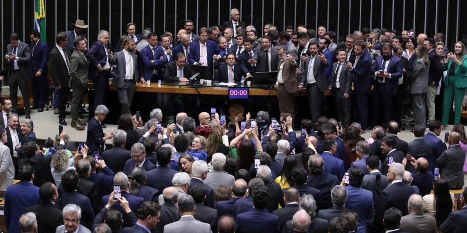 Corregedoria da Câmara pede suspensão de três deputados por motim - Imagem do artigo