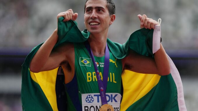Imagem destacada - Caio Bonfim conquista ouro mundial nos 20 km da marcha em Tóquio