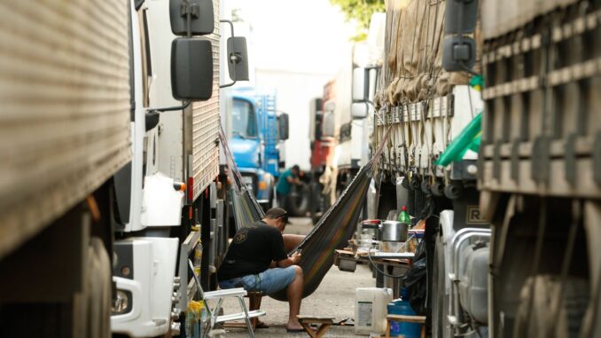 Imagem destacada - Exaustão e solidão agravam saúde mental de caminhoneiros no país