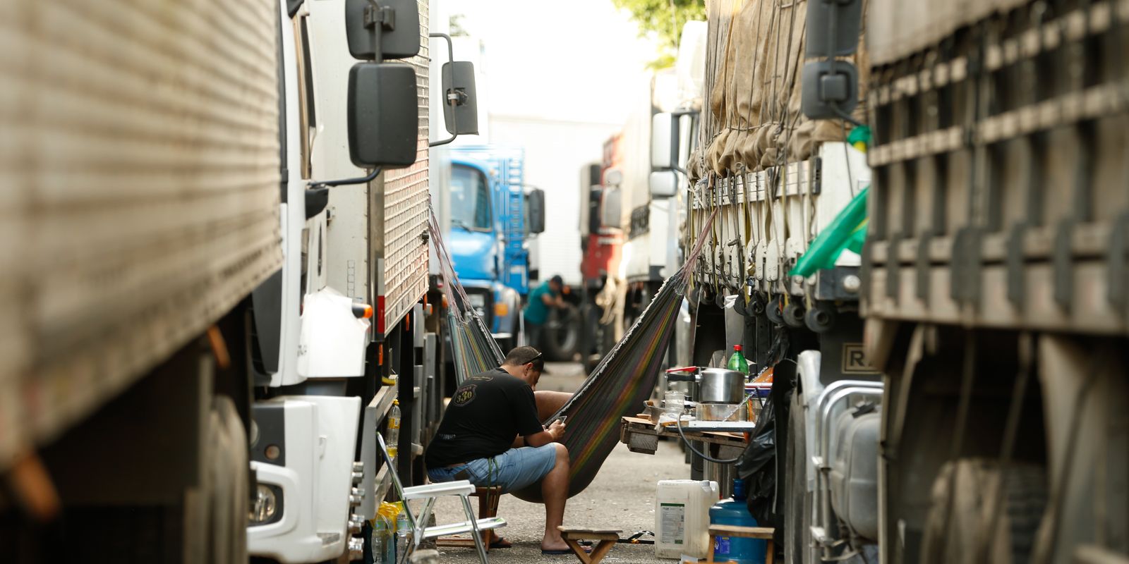 Exaustão e solidão agravam saúde mental de caminhoneiros no país - Imagem do artigo