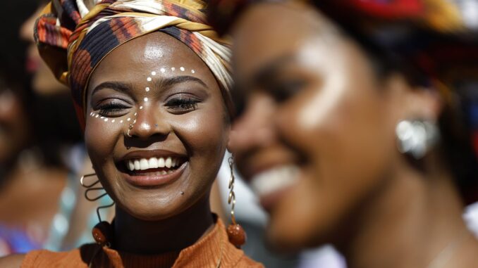 Imagem destacada - Dermatologistas cobram atenção específica à saúde da pele negra no Brasil