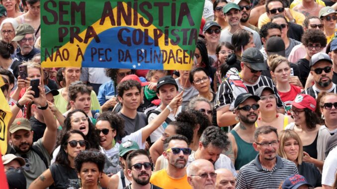 Imagem destacada - Multidão protesta em Copacabana contra anistia e PEC da Blindagem