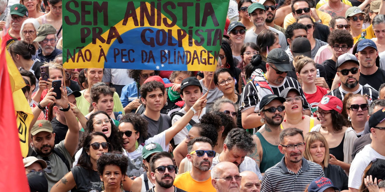 Multidão protesta em Copacabana contra anistia e PEC da Blindagem - Imagem do artigo