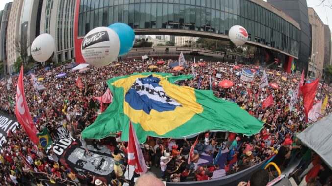 Imagem destacada - Ato na Paulista reúne 42 mil contra PEC da Blindagem e anistia
