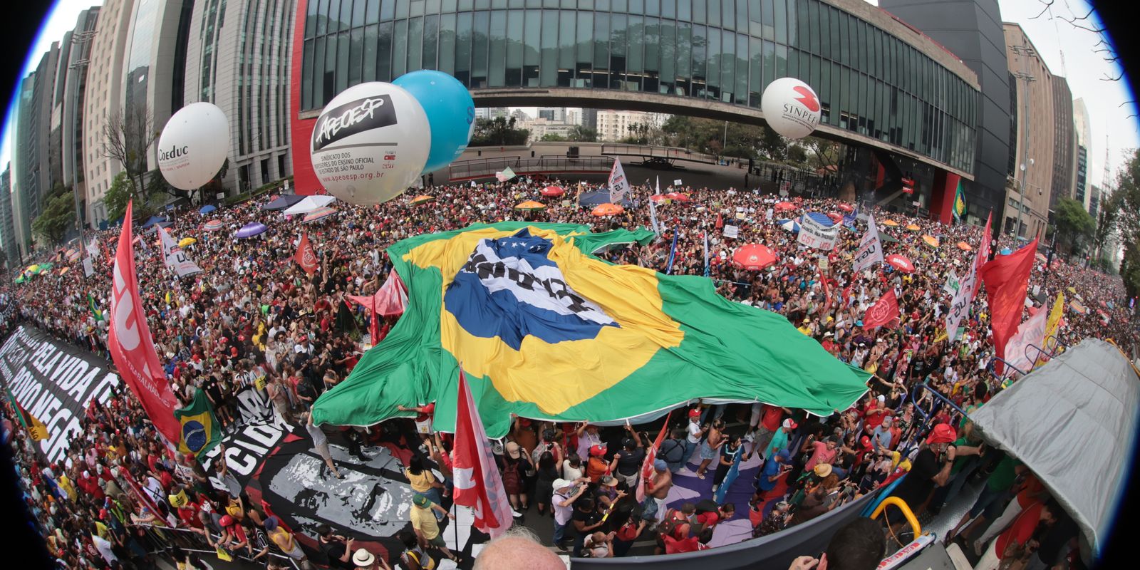 Ato na Paulista reúne 42 mil contra PEC da Blindagem e anistia - Imagem do artigo