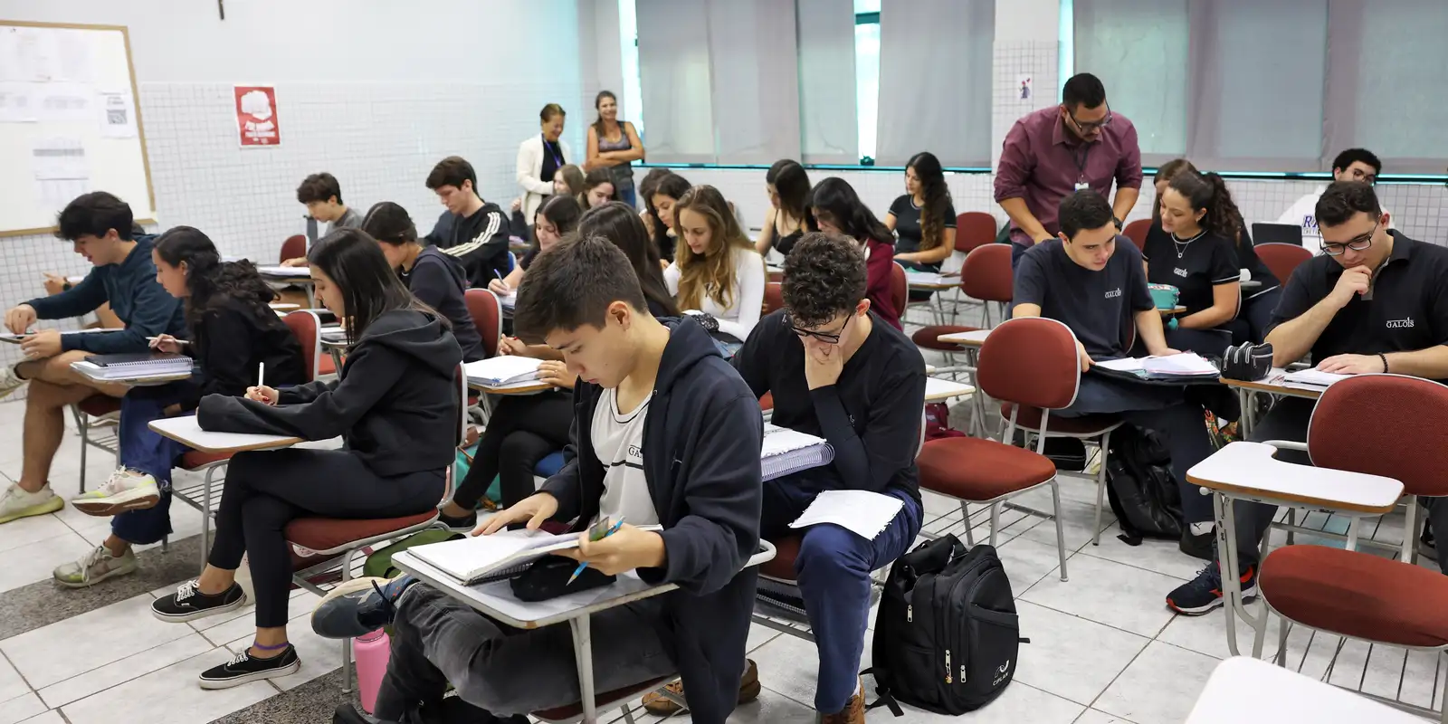 MEC define calendário de vagas remanescentes do Fies para 2025 - Imagem do artigo