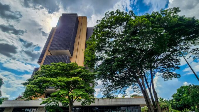 Imagem destacada - Copom decide manter Selic em 15% por período mais prolongado