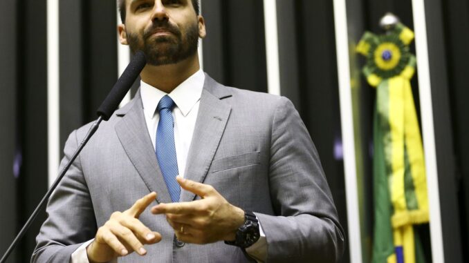 Imagem destacada - Moraes encaminha denúncia da PGR contra Eduardo Bolsonaro à Câmara