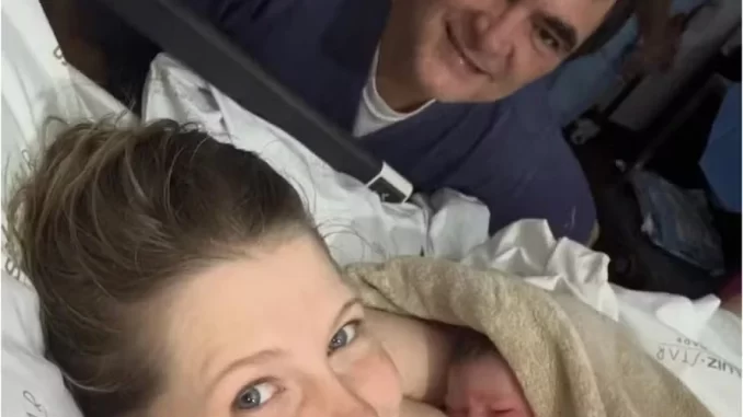samuel-rosa-foto-da-filha-dora-celebra-nova-paternidade Samuel Rosa mostra foto da filha Dora e celebra a nova paternidade, enquanto sua esposa está no hospital após o parto, com a bebê recém-nascida envolta em um cobertor.