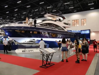 Exposição de iates de luxo na São Paulo Boat Show 2025, com visitantes apreciando e conhecendo as novidades do setor náutico em destaque.