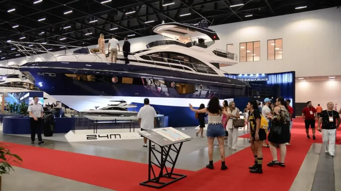 sao-paulo-boat-show-2025-novidades-nautico-jpg Exposição de iates de luxo na São Paulo Boat Show 2025, com visitantes apreciando e conhecendo as novidades do setor náutico em destaque.