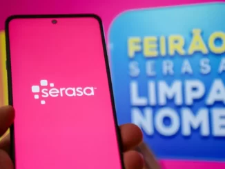 Promoção da Serasa oferecendo descontos de até 99% em mutirão de dívidas hoje, com destaque para o aplicativo no smartphone e placa de feira de melhorias financeiras.