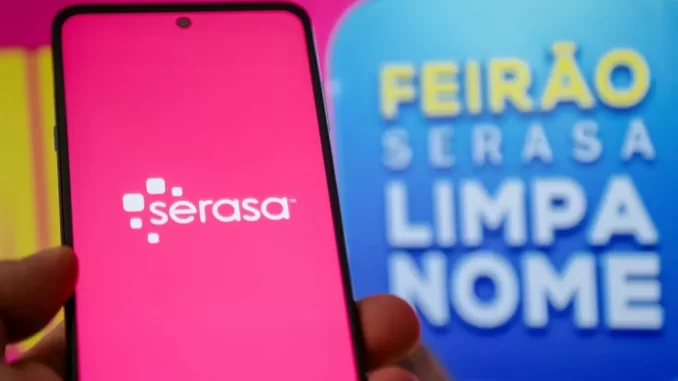 serasa-descontos-mutirao-dividas-2023 Promoção da Serasa oferecendo descontos de até 99% em mutirão de dívidas hoje, com destaque para o aplicativo no smartphone e placa de feira de melhorias financeiras.