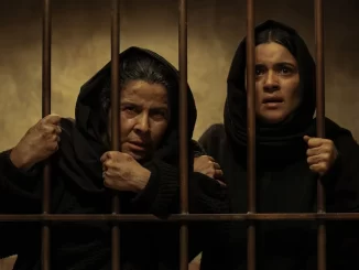 Cena do episódio final da série 'As Mortas', mostrando Arcángela e Serafina atrás das grades, com expressões de preocupação e medo.