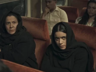 Cena da série 'As Mortas' revelando o crime real das irmãs Baladro no México, com personagens em uma cena dramática dentro de um ônibus.