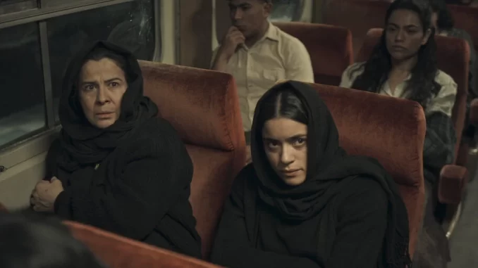 serie-as-mortas-revela-crime-irmas-baladro-mexico Cena da série 'As Mortas' revelando o crime real das irmãs Baladro no México, com personagens em uma cena dramática dentro de um ônibus.