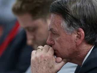 Ministro do STF durante votação sobre caso envolvendo Bolsonaro e aliados em investigação de tentativa de golpe.