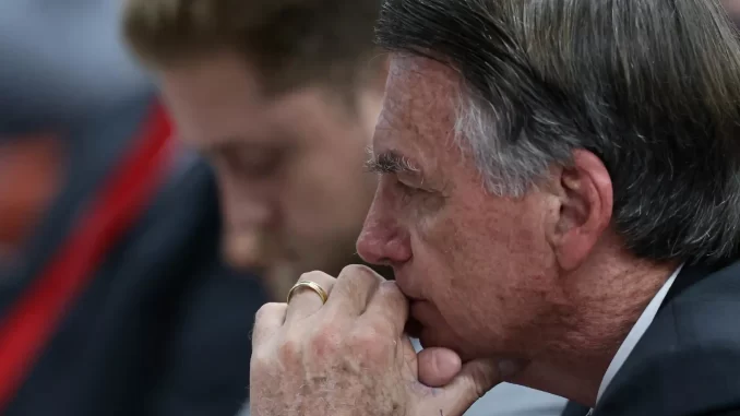 stf-votacao-bolsonaro-aliados-2023 Ministro do STF durante votação sobre caso envolvendo Bolsonaro e aliados em investigação de tentativa de golpe.