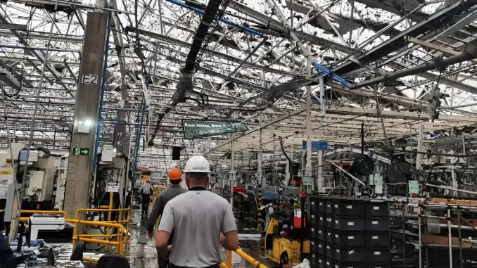 tempestade-paralisa-plantas-toyota-brasil Indústria da Toyota no Brasil com plantas paralisadas após tempestade. Trabalhadores avaliam os danos causados pelo evento climático, afetando a produção e provocando layoffs temporários.
