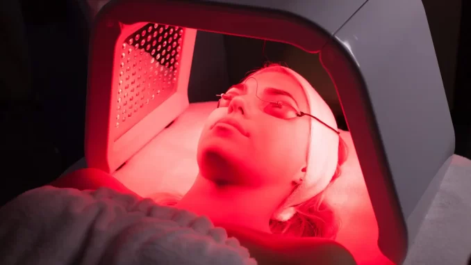 terapia-luz-vermelha-reducao-estresse-ansiedade-insonia Paciente realizando terapia com luz vermelha para reduzir estresse, ansiedade e insônia crônica, evidenciando uso terapêutico dessa tecnologia.