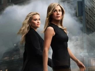 Cena da quarta temporada de The Morning Show com duas protagonistas em cenário urbano apocalíptico, destacando a estreia com 10 episódios.