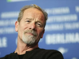 Imagem de Vesemir, personagem de 'The Witcher', com troca no elenco, apresentando o novo ator que assumiu o papel na série.