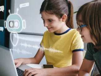 Estudantes do ensino médio utilizando inteligência artificial em um ambiente escolar, com um robô holográfico ao lado durante uma atividade de tecnologia