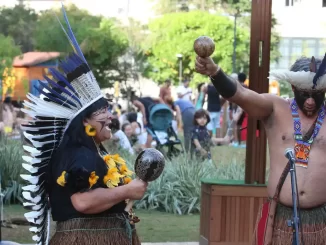 Celebrantes indígenas participam de evento na Virada Sustentável de São Paulo, que celebra 15 anos de ativismo ecológico com arte e debates