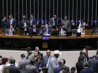 A imagem mostra deputados e senadores reunidos durante votação da PEC da Blindagem em plenário com representantes do parlamento e bancada