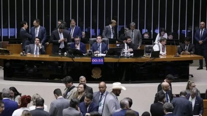 votacao-deputados-pec-da-blindagem A imagem mostra deputados e senadores reunidos durante votação da PEC da Blindagem em plenário com representantes do parlamento e bancada
