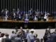 A imagem mostra deputados e senadores reunidos durante votação da PEC da Blindagem em plenário com representantes do parlamento e bancada