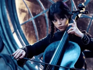 Cena da segunda temporada de Wandinha, com personagem tocando violino em cenário futurista e misterioso, representando a trilha sonora marcada por clássicos e inéditas.