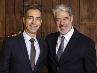 William Bonner deixa o Jornal Nacional ao lado de Marcelo Tralli, que assume o jornal em novembro. Fotografia com fundo de painel de madeira.